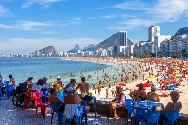 Copacabana Sahili, Brezilya 'nın Rio de Janeiro şehrinin Güney Bölgesi' nde Copacabana bölgesinde yer alan bir plajdır. Dünyanın en ünlü plajlarından biri olarak kabul edilir..