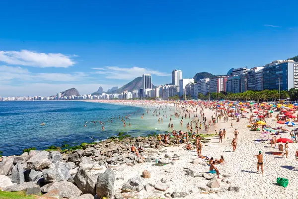 Copacabana Sahili, Brezilya 'nın Rio de Janeiro şehrinin Güney Bölgesi' nde Copacabana bölgesinde yer alan bir plajdır. Dünyanın en ünlü plajlarından biri olarak kabul edilir..