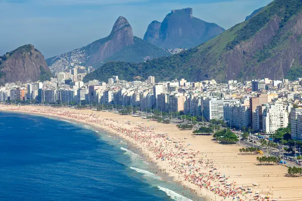 Copacabana Sahili, Brezilya 'nın Rio de Janeiro şehrinin Güney Bölgesi' nde Copacabana bölgesinde yer alan bir plajdır. Dünyanın en ünlü plajlarından biri olarak kabul edilir..