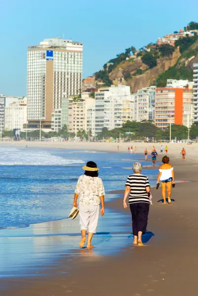 Copacabana Sahili, Brezilya 'nın Rio de Janeiro şehrinin Güney Bölgesi' nde Copacabana bölgesinde yer alan bir plajdır. Dünyanın en ünlü plajlarından biri olarak kabul edilir..