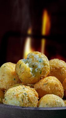 Kızarmış tavuk ve peynir topları