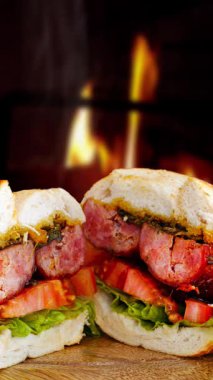 Ahşap masada pastırmalı ızgara burger.