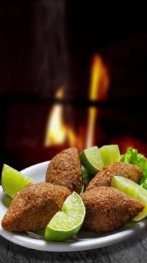 Limon ve baharatlı kızarmış tavuk kanadı.