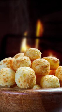 Tahta tabakta kızarmış peynirli krep.