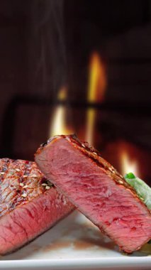 Izgarada ızgara biftek.