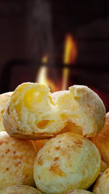 Pişirme tepsisinde ev yapımı peynirli ekmek..