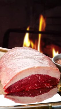 Arka planda barbekü ızgarasında bir parça biftek..