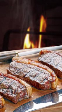 Alevli ızgara bifteğe yakın çekim