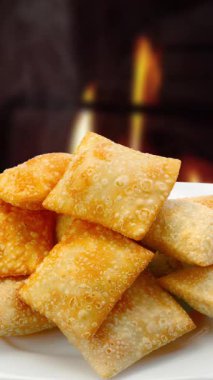 Siyah tabakta kızarmış peynir krakerleri.