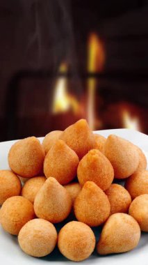 Bir kasede kızarmış tavuk göğsü..