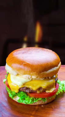Hamburger ahşap zemin üzerinde