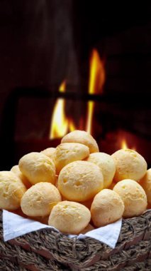 Ev yapımı sıcak çörekler sepsiyonda.