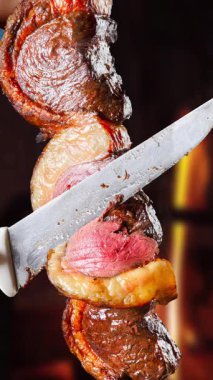 Biftek ve ızgara ızgarada sebze.