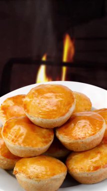 Peynirli ve reçelli leziz krepler.