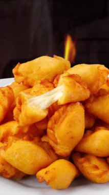 Sarımsaklı kızarmış patates.