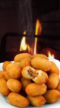 Kızarmış patates, kızarmış et ve ahşap masada baharat..