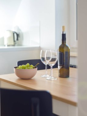 Mutfak masasında şarap. Yeni ev.