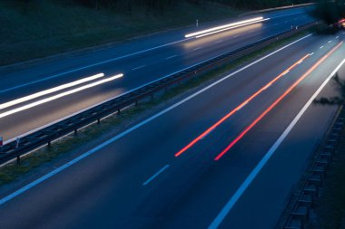 Otobanda yüksek hız trafiği, otoyol, yoğun yol, güvenli ulaşım