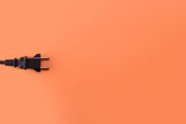 Pastel arka plan üst görünümünde elektrik prizi. Teknoloji ya da elektrik konsepti Copyspace sosyal medya