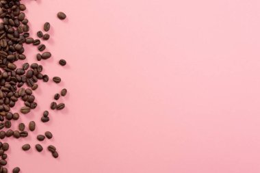 Köşedeki boşlukta kahve çekirdekleri