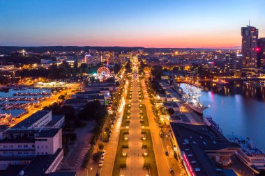 Gdynia, Polonya - 21 Ağustos 2019: Şehrin gece arkaplan fotokopi uzayı manzarası