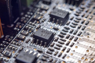 Arka plan düzenleme için çipi kapatılmış elektronik devre kartı.