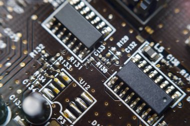 Arka plan düzenleme için çipi kapatılmış elektronik devre kartı.