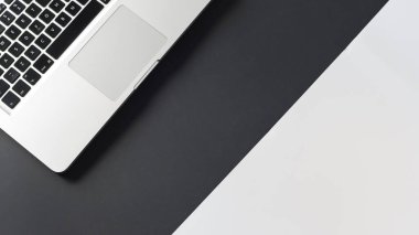 Siyah arkaplan telif alanı sosyal medya üzerindeki dizüstü bilgisayar