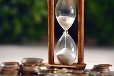 Yatırımları finanse etmek için geçen zaman kavramı olarak kum saati telif alanı ders alanı