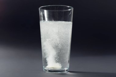 Siyah çelişkili arkaplanda kabarcıklar olan suda çözünür hap tableti şimdi düzenleme