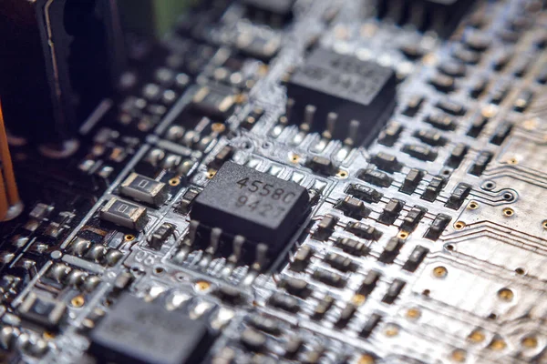 Arka plan düzenleme için çipi kapatılmış elektronik devre kartı.