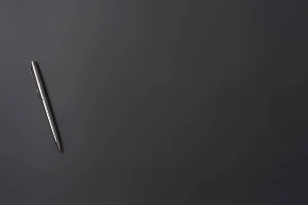 黒い背景のコピースペースに黒いボールペン — ストック写真