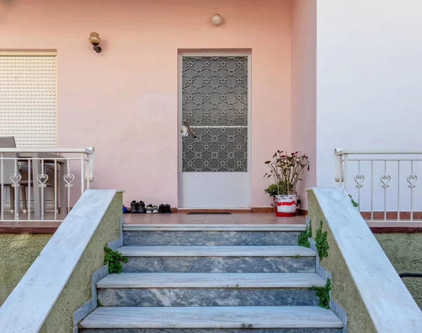 Escalera Entrada Pequeña Terraza Puerta Blanca Pared Color Rosa Oscuro — Foto de Stock