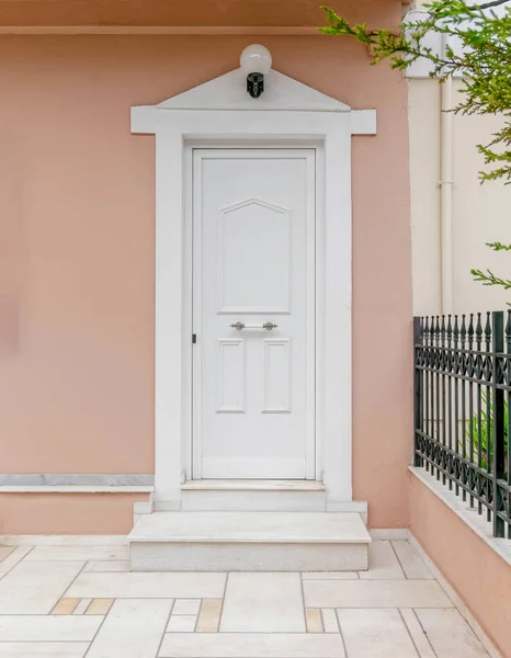 Вхід Будинок Білі Двері Темно Рожева Стіна Ліцензійні Стокові Зображення
