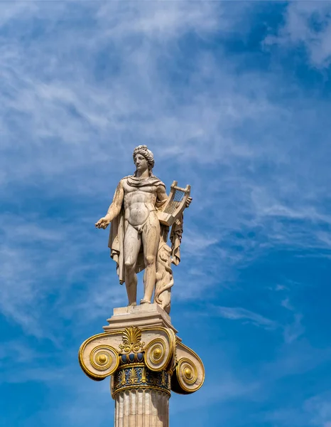 Apollo Estátua Mármore Branco Coluna Estilo Jónico Sob Céu Azul — Fotografia de Stock
