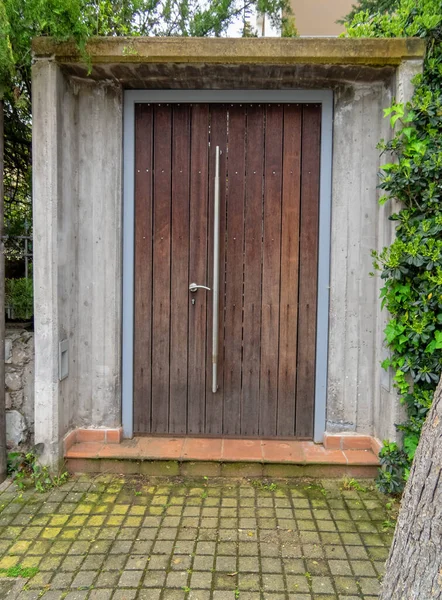 带有木门和裸露水泥框架的现代设计住宅入口 — 图库照片