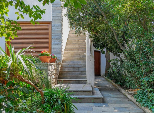 エレガントな家の庭と入り口の階段 アテネギリシャ — ストック写真