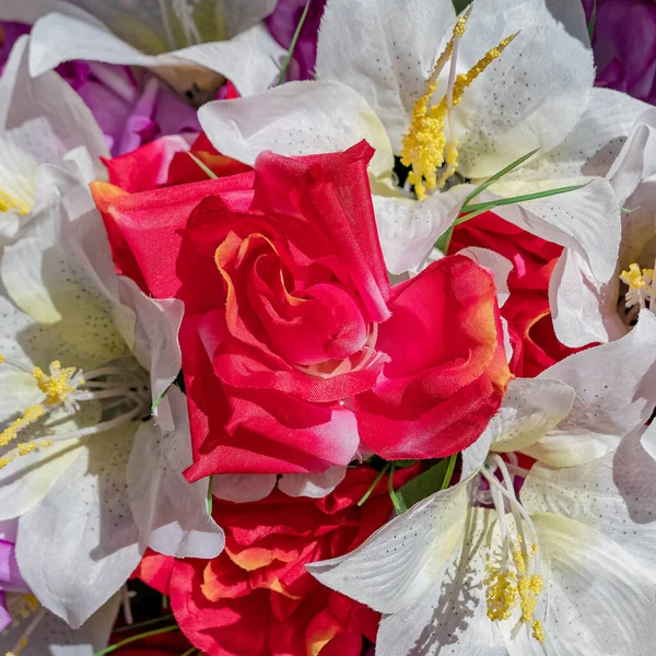 Czerwona Róża Białe Lilie Artystyczne Kwiaty Bukiet Widok Góry Zbliżenie — Zdjęcie stockowe