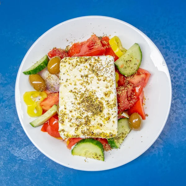 Orijinal Peynir Zeytin Yeşil Biber Domates Soğan Salatalık Dilimli Yunan — Stok fotoğraf