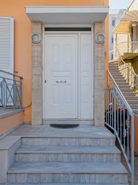 Вход Дом Металлическая Белая Покрашенная Дверь Персиковой Стене — стоковое фото