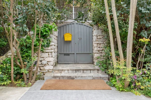 Trees Sidewlk House Entrance Grey Door Vibrant Yellow Postal Box — Stock Photo, Image