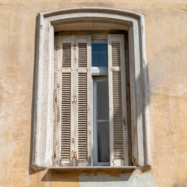 Atina Yunanistan Aşağısındaki Klasik Penceresi Ahşap Panjurları — Stok fotoğraf