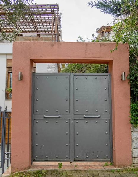 現代の家の入り口金属グレーのドアとライトマゼンタのフレーム — ストック写真