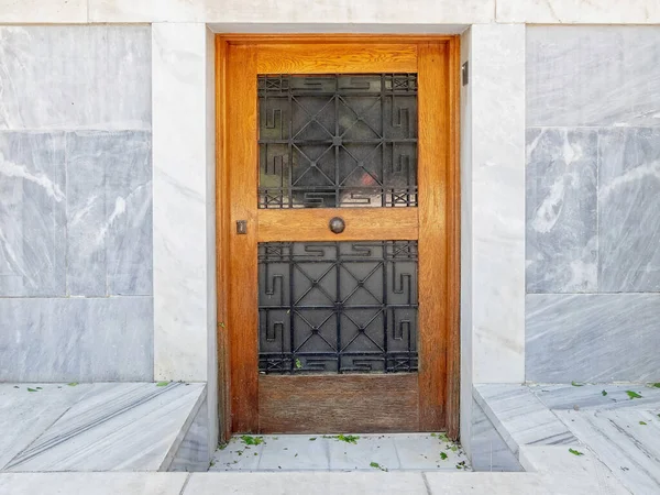 ギリシャアテネのダウンタウンの大理石で覆われた壁に半地下ヴィンテージの家の入り口木製のドア — ストック写真