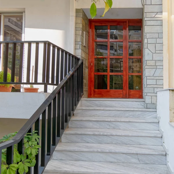Entrada Casa Contemporánea Con Escaleras Mármol Madera Puerta Cristal Atenas — Foto de Stock