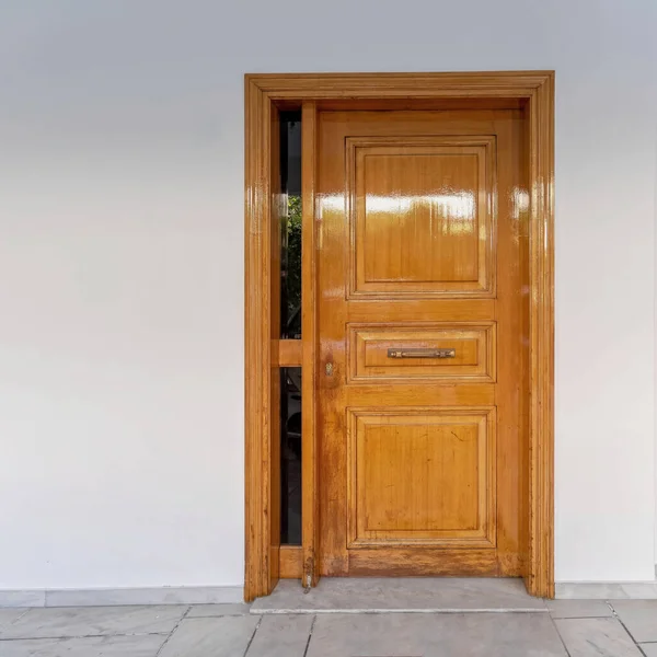 Современный Дом Вход Натуральная Твердая Дверь Белой Стиральной Стене Афины — стоковое фото