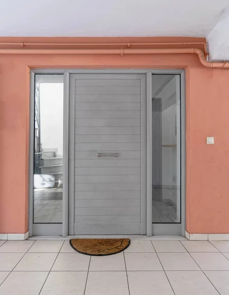 Contemporary Apartment Entrance Metallic Grey Door Pink Wall Athens Greece — 스톡 사진