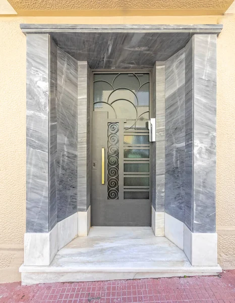 Элегантный Дом Серый Мраморный Вход Металлической Дверью Центре Города Афины — стоковое фото