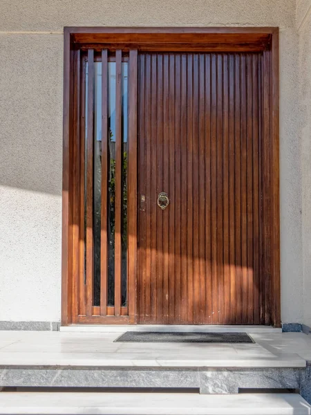 Evin Girişi Doğal Ahşap Cam Kapı — Stok fotoğraf