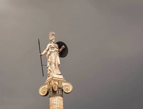 Статуя Афины Древнегреческая Богиня Науки Мудрости Изолированная Темно Сером Фоне — стоковое фото